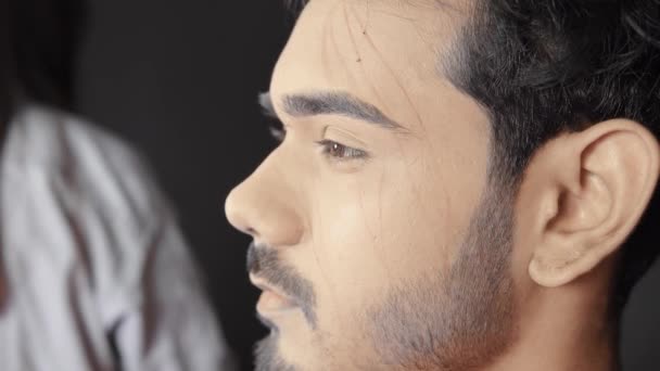 Maquillaje Artista Aplicando Inserto Protésico Blanco Cara Del Hombre Para — Vídeos de Stock