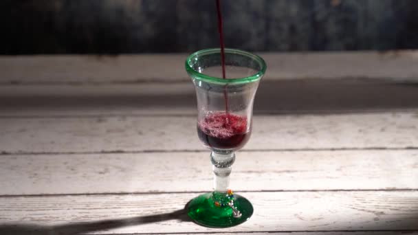 Pürüzsüz Kırmızı Şarap Tokası Mavi Arka Planlı Kırsal Bir Bardağa — Stok video