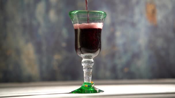 Pürüzsüz Kırmızı Şarap Tokası Mavi Arka Planlı Kırsal Bir Bardağa — Stok video