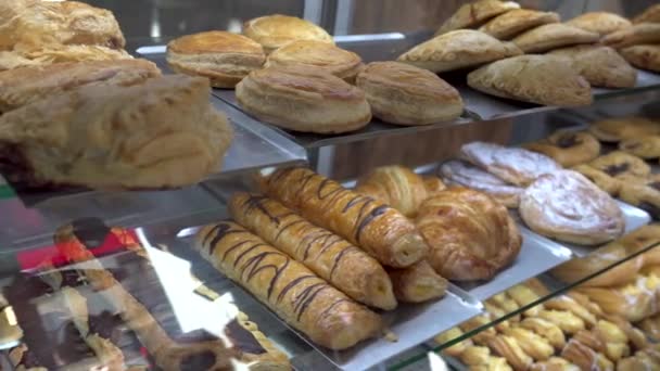 Αρτοποιείο Εκτίθεται Μια Κατέρια Της Σαλαμάνκα Πελάτες Αντικατοπτρίζονται Στο Γυαλί — Αρχείο Βίντεο