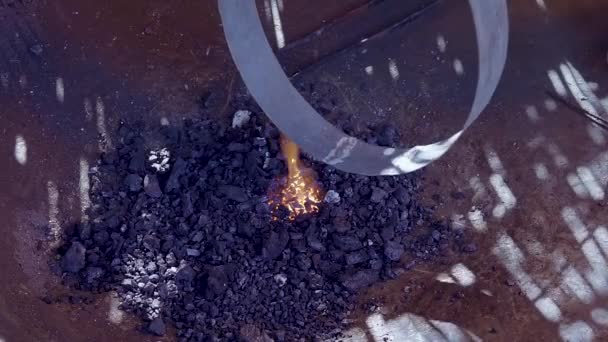 Процесс Изготовления Металлической Ручной Посуды Поттер Положил Огонь Металлическое Кольцо — стоковое видео