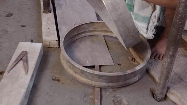 Производство Обработка Металла Специальной Плесенью Процесс Изготовления Металлической Посуды Ручной — стоковое видео