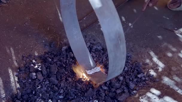 Process Making Metal Handcrafted Utensil Potter Shaping Metal Material Fire — Vídeo de Stock