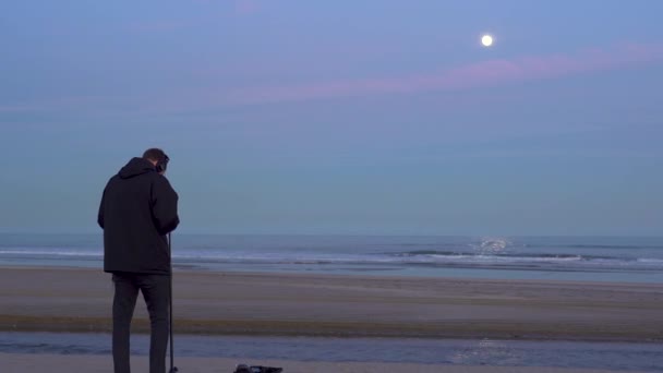 Ses Teknisyeni Gün Batımında Plajda Sesler Kaydediyor Pembe Gökyüzü Arkaplanda — Stok video