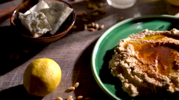 Contrastante Corrediça Ângulo Alto Direita Comida Mediterranean Espalhada Com Hummus — Vídeo de Stock