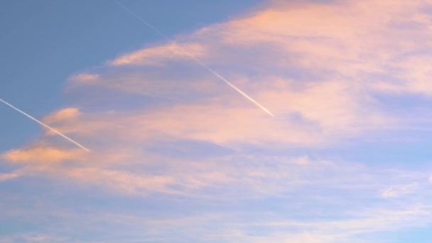 Dois Aviões Voando Paralelo Cruzam Nuvens Laranja Céu Azul Durante — Vídeo de Stock