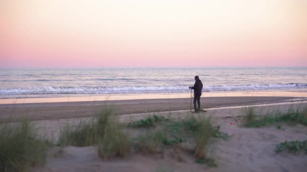 Ses Teknisyeni Gün Batımında Plajda Çevreyi Kaydediyor Pembe Gökyüzü Denizin — Stok video