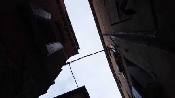 Изучение Переулков Улиц Венеции Взгляд Здания Небо — стоковое видео