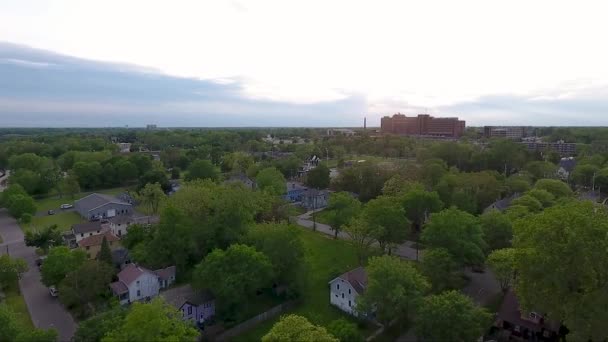 Les Maisons Flint Michigan Sont Capturées Dessus Drone Baie Crépuscule — Video