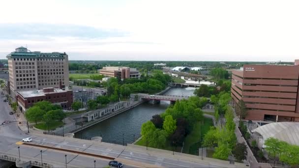 Drone Shot Captures Footage Flying North Saginaw Street Flint River — ストック動画