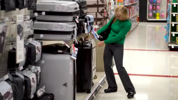Wide Shot Pretty Mature Woman Looking Travel Luggage Store Display — Stok Video