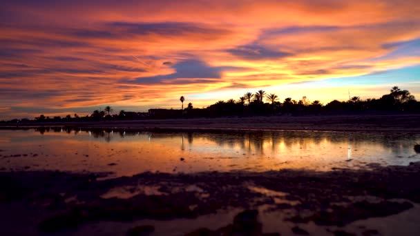 Неймовірний Захід Сонця Ефектними Кольорами Небі Хмарах Зображення Відбивається Озері — стокове відео
