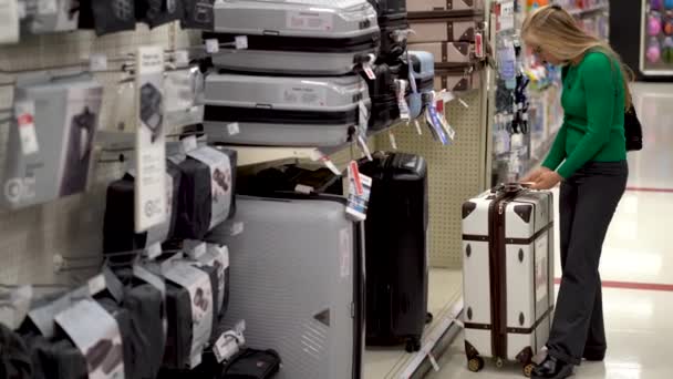 Wide Shot Pretty Mature Woman Looking Travel Luggage Store Display — ストック動画