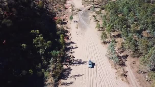 Aerial Offroad Car Driving Dry Sandy River Bed Remote Bushland — Stockvideo