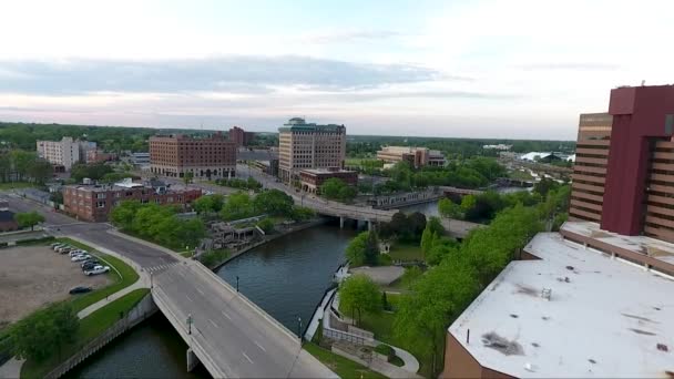 Πετώντας Βόρεια Πάνω Από Saginaw Street Και Τον Ποταμό Flint — Αρχείο Βίντεο