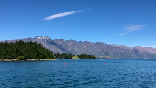 Prise Vue Panoramique Des Montagnes Des Remarquables Sur Lac Wakatipu — Video