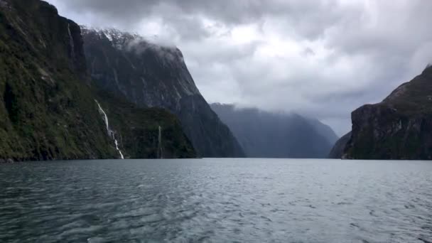 Wide Shot Low Hanging Clouds Milford Sound Fiordland Natural Waterfalls — Video Stock
