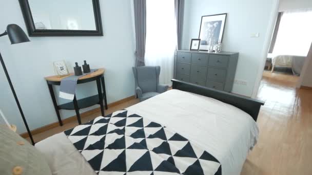 Gemütliches Schwarz Weißes Bett Mit Einzelbett Und Stilvollen Möbeln — Stockvideo