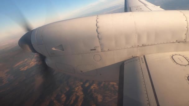 Vleugel Van Een Propellor Aangedreven Vliegtuig Baron Woestijn — Stockvideo