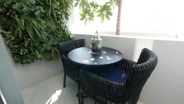 Mesa Café Tecelagem Preta Com Pequeno Jardim Apartamento Varanda — Vídeo de Stock