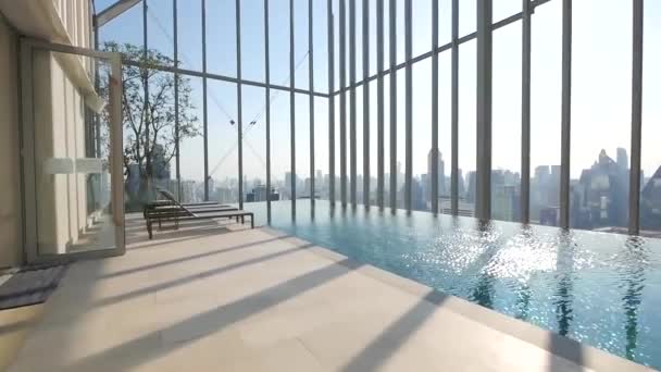 Relaxing Sky High Swimming Pool Top Condominium City View — Vídeos de Stock