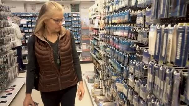 Pretty Blonde Mature Woman Walking Aisles Beads Craft Store — Stockvideo