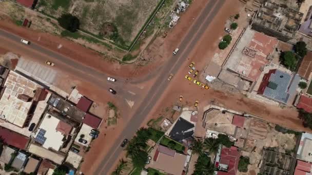 Aerial Drone Birds Eye View Junction Kololi Road Serrekunda Gambia — ストック動画