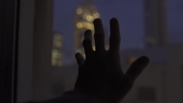 Χέρι Στηρίζεται Στο Παράθυρο Θέα Στην Πόλη Νύχτα — Αρχείο Βίντεο