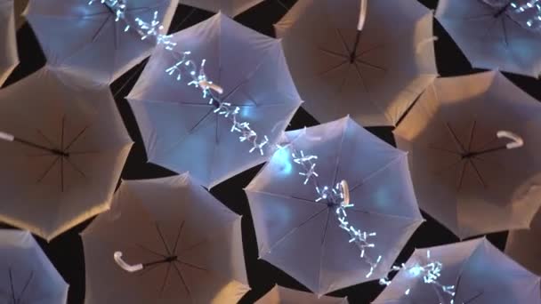Prachtige Versierde Verlichte Paraplu Hoog Straat Hangend Kerstsfeer Draaicamera — Stockvideo