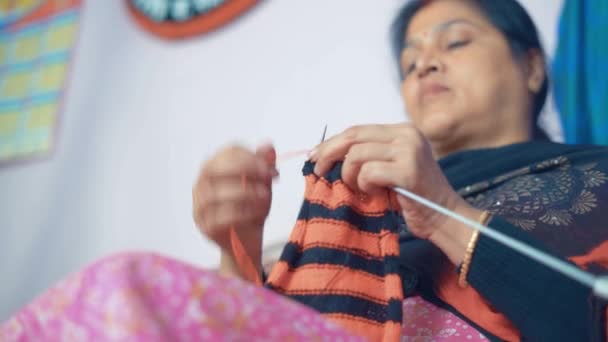 Footage Indian Woman Knitting Scarf Red Black Wool Two Needle — Video