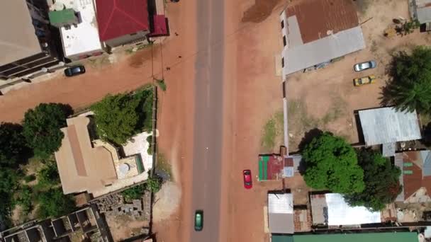 Rising Flight Kololi Road Junction Serrekunda Africa Traffic People Crossing — Vídeo de Stock