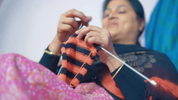 Indian Woman Knits Scarf Craft Needles Red Black Wool Footage — Wideo stockowe