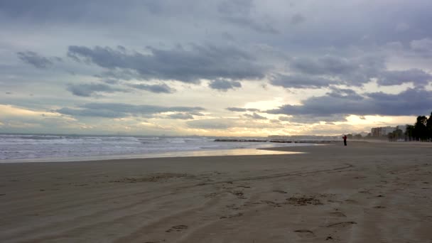 Man Distance Stops Sand Beach Makes Photos Passage Phone Sunset — Stock videók