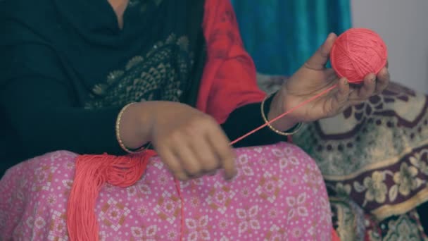 Indian Woman Siting Rolling Red Wool Ball Prepare Knitting — Vídeo de Stock