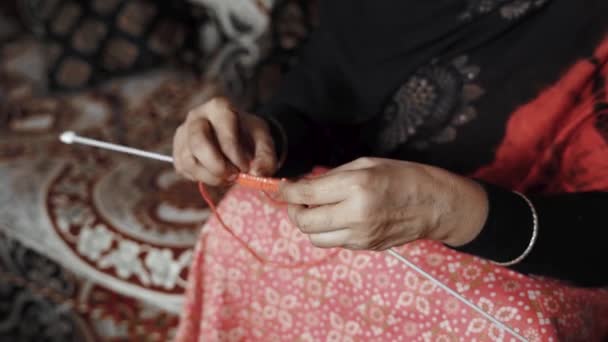 Footage Woman Siting Knitting Red Wool Needle Crafts — Vídeos de Stock