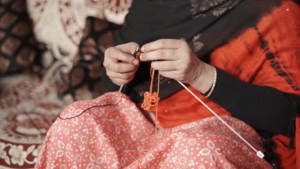 Traditional Indian Woman Siting Knitting Red Black Wool — Stok video