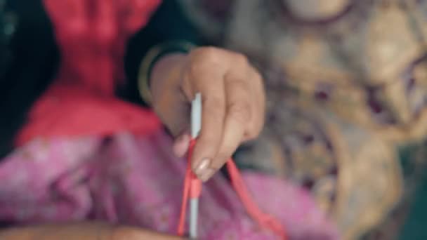 Женщина Начинает Первый Ряд Вязания Красной Нитью Игольчатыми Ремеслами Закрыть — стоковое видео