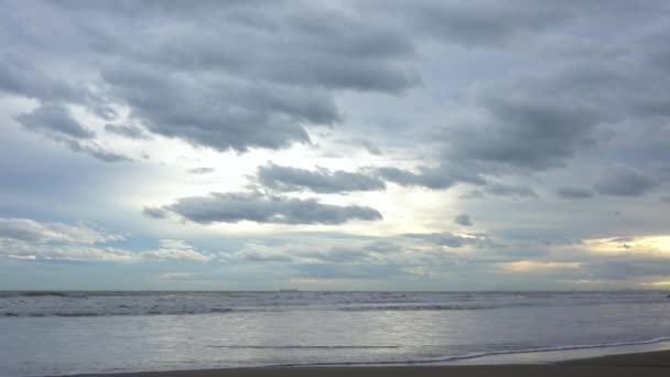 เมฆพาย านท องฟ วยแสงทองของดวงอาท ในระหว างพระอาท ตกบนชายหาดท ทะเลพ บทราย — วีดีโอสต็อก