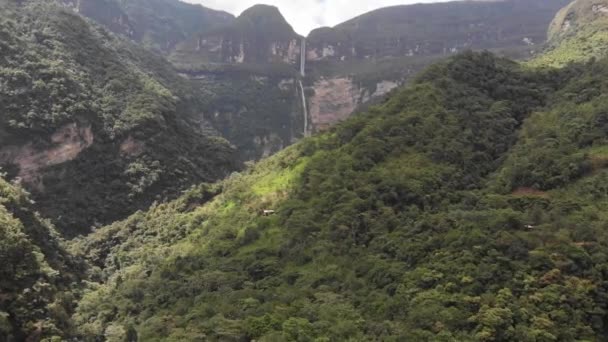 Drone Shot Gocta Falls Amazon Peru Far Away Flying Falls — Vídeo de stock