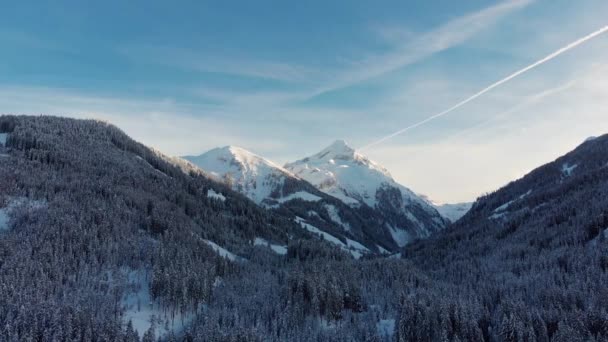 Drohne Fliegt Von Einem Großen Berg Mit Viel Schnee Auf — Stockvideo