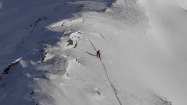 Drone Follow Shot Snowboarder Gliding Dangerous Ridge Get Drop Spot — Stockvideo