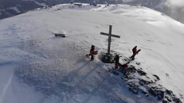 Beautiful Drone Parallax Effect Summit Mountain Austria Group Snowboarders — Video