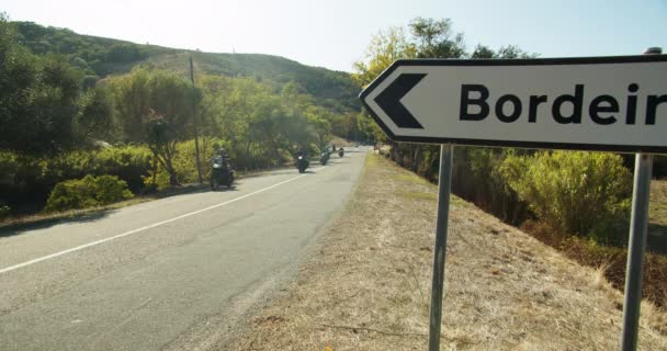 Motorosok Mennek Bordeira Táblánál Dél Portugáliában — Stock videók