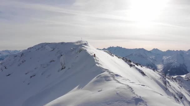Drone Πετά Προς Snowboarder Περπάτημα Λεπτή Κορυφογραμμή Στην Αυστρία Για — Αρχείο Βίντεο