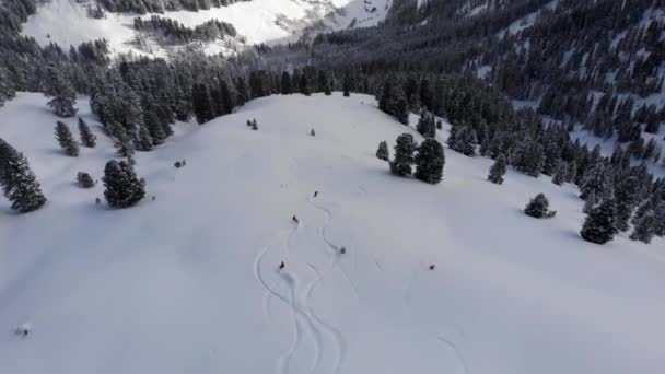 Drone Three Snowboarders Action Making Beautiful Turns Big Backcountry Mountain — Vídeo de Stock