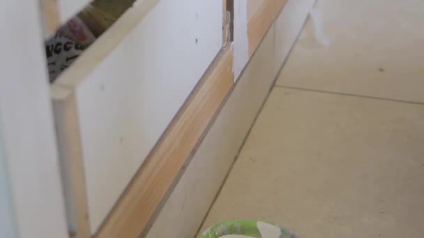 Bloqueado Tiro Homem Pintando Armário Madeira Primer Branco Com Pincel — Vídeo de Stock
