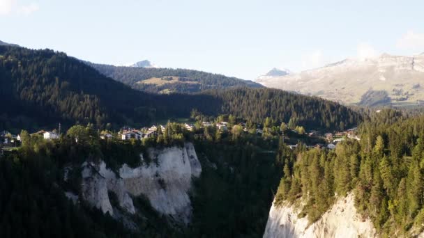 Drone Vuela Sobre Gran Cañón Laax Suiza — Vídeo de stock