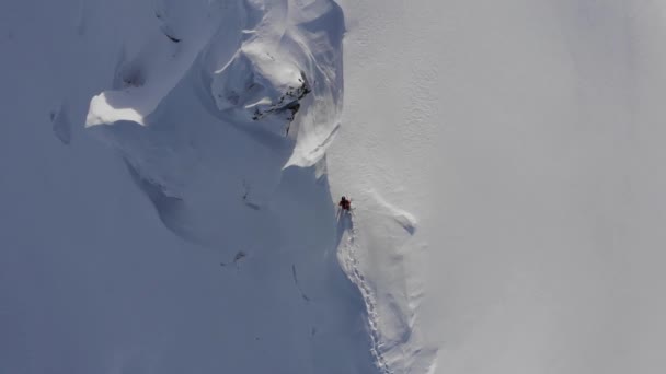 Drone Shot Snowboarder Walking Dangerous Ridge Austria — Vídeos de Stock