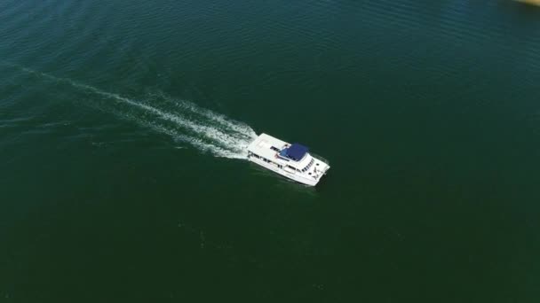 Dron Shot Loď Pomalu Pluje Řece Léto Den Klidných Vodách — Stock video
