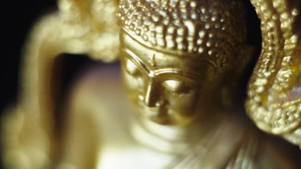 Primo Piano Colpo Statuetta Buddha Oro Con Incenso Bastone Ustione — Video Stock